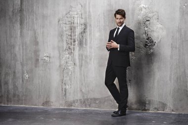 siyah elbiseli yakışıklı adam