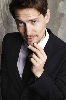 Kendini beğenmiş sakallı işadamı