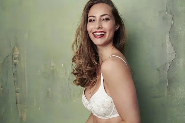 Usmívající se krásná žena v bra — Stock fotografie