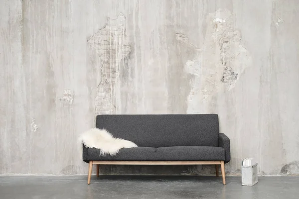 Modern sofa against grey wall — Stock Photo, Image