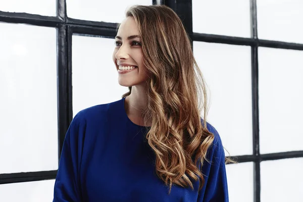 Усміхнена жінка в блакитній сукні — стокове фото