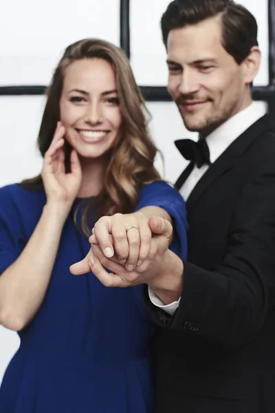 Glamorous couple showing wedding ring — Stock Photo, Image