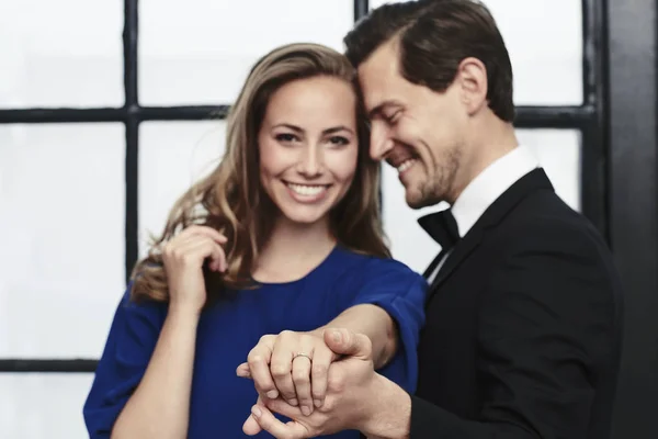 Couple showing wedding ring — Stock Photo, Image