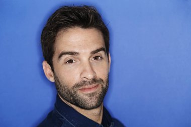 kendinden emin yakışıklı adam