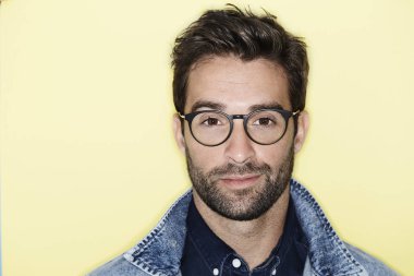 Adam gözlük ve denim ceket