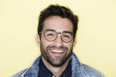 Gülen adam anız ve gözlük