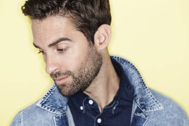 Yakışıklı adam anız ile