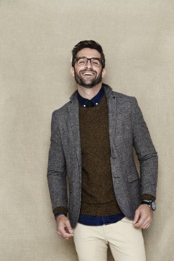 Ceketli adam gülüyor