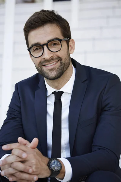 Lachende zakenman met bril — Stockfoto