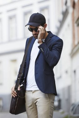 Güneş gözlüğü ayarlama blazer erkekte