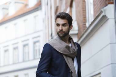 Fularlı yakışıklı adam