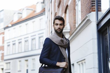 Fularlı akıllı yakışıklı adam 