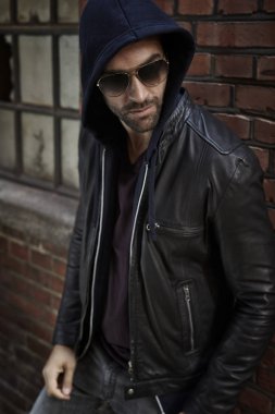 Deri ceketli cool adam