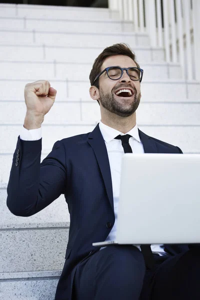 Uomo d'affari di successo con computer portatile — Foto Stock