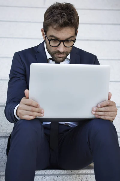 Shocked businessman looking at laptop — Stock Photo, Image