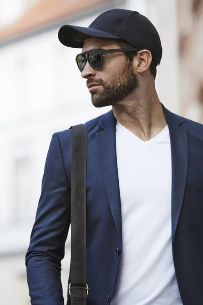 Knappe man in zonnebril — Stockfoto