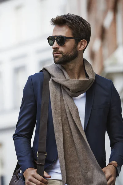 Hombre en bufanda y gafas de sol — Foto de Stock