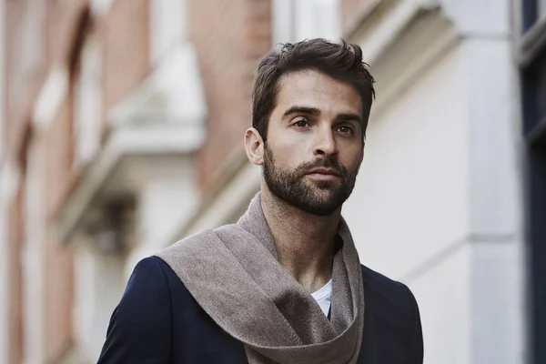 Красивый мужчина с шарфом — стоковое фото