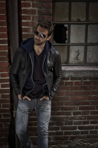 Homem de jeans e jaqueta de couro — Fotografia de Stock