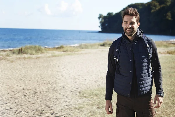 Senderista sonriente en la playa — Foto de Stock