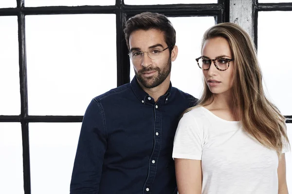 Мужчина и женщина в очках — стоковое фото