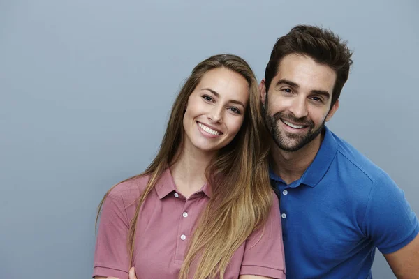 Lachende paar in polo shirts — Stockfoto