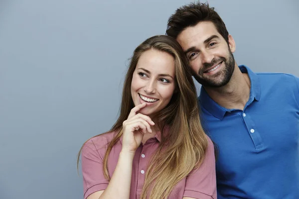 Casal sorridente em camisas pólo — Fotografia de Stock