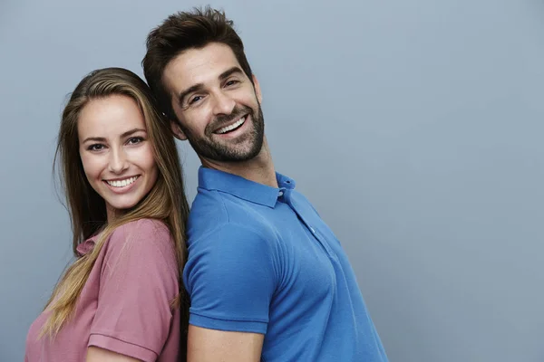 Gülümseyen iki polo gömlekleri içinde