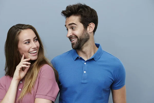 Gülümseyen iki polo gömlekleri içinde