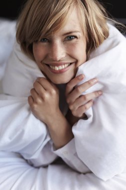 Genç kadın yorgan içinde snuggled