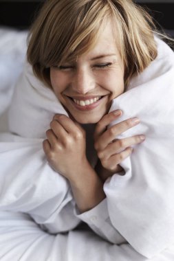 Yorgan içinde snuggled kadın