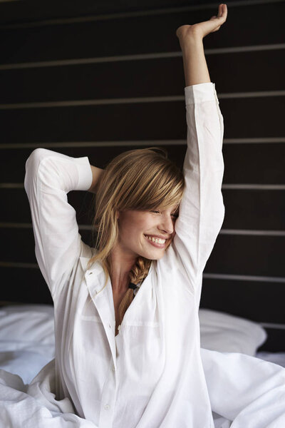 Женщина, растянувшаяся утром
 