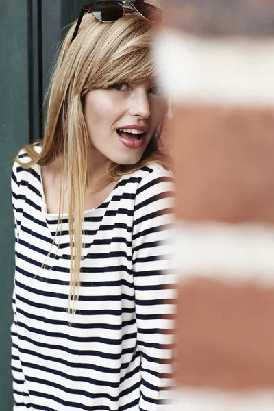 Hermosa mujer mirando —  Fotos de Stock