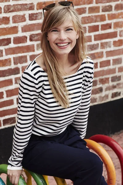 Beautiful woman sitting on bench — Stock Photo, Image