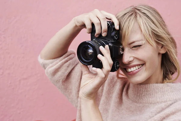 Beautiful woman photographing — Stock Photo, Image