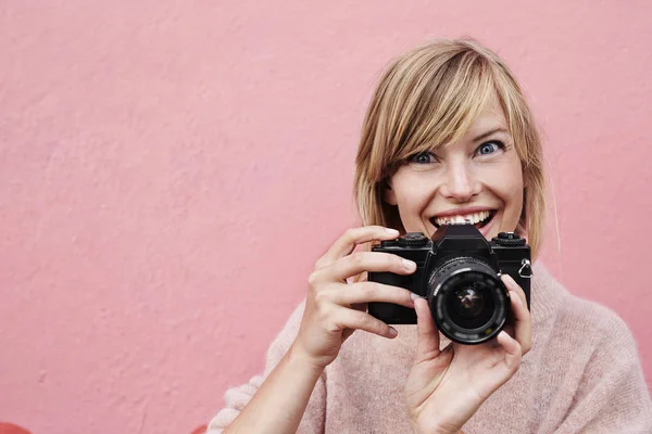 Excitable woman with camera — Stock Photo, Image