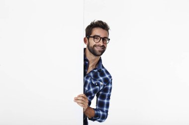 Kareli gömlek gülümseyen adam 