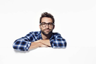 Yakışıklı adam beyaz yüzeye yaslanmış