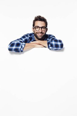 Adam beyaz yüzeyinde yaslanmış