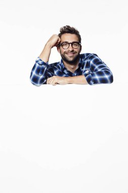 Adam beyaz yüzeyinde yaslanmış