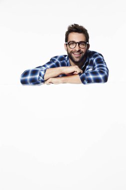 Kareli gömlek gülümseyen adam