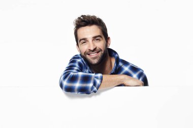 Yakışıklı adam beyaz yüzeye yaslanmış