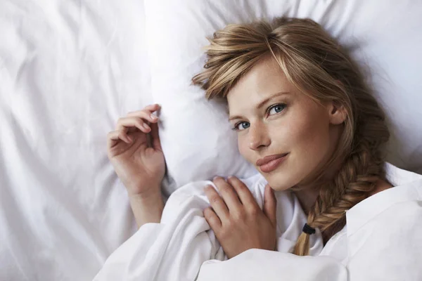 Blond woman lying on bed — Stock Photo, Image