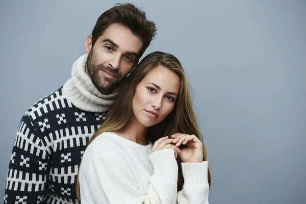 Casal bonito em malhas — Fotografia de Stock