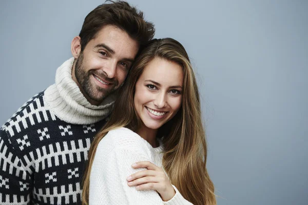 Casal amoroso em camisolas — Fotografia de Stock