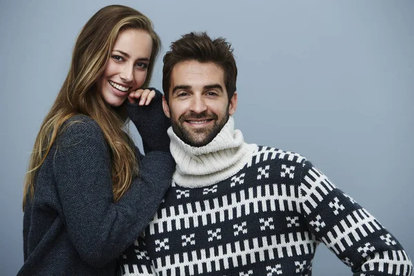 暖かい服装で笑顔のカップル — ストック写真