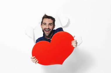 Romantik adam holding kırmızı kalp