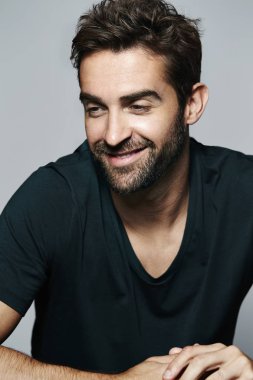 gülümseyen yakışıklı adam
