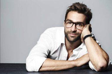 gözlük yakışıklı adam 