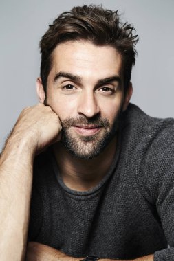 Yakışıklı sakallı adam.